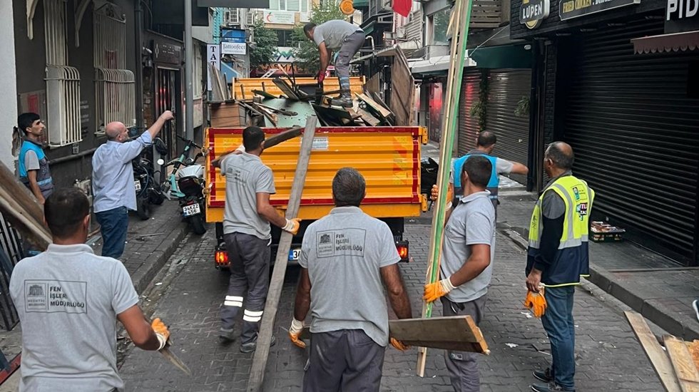 Beşiktaş belediyesi kamusal alan işgallerine karşı &ccedil;alışmalarını s&uuml;rd&uuml;r&uuml;yor...