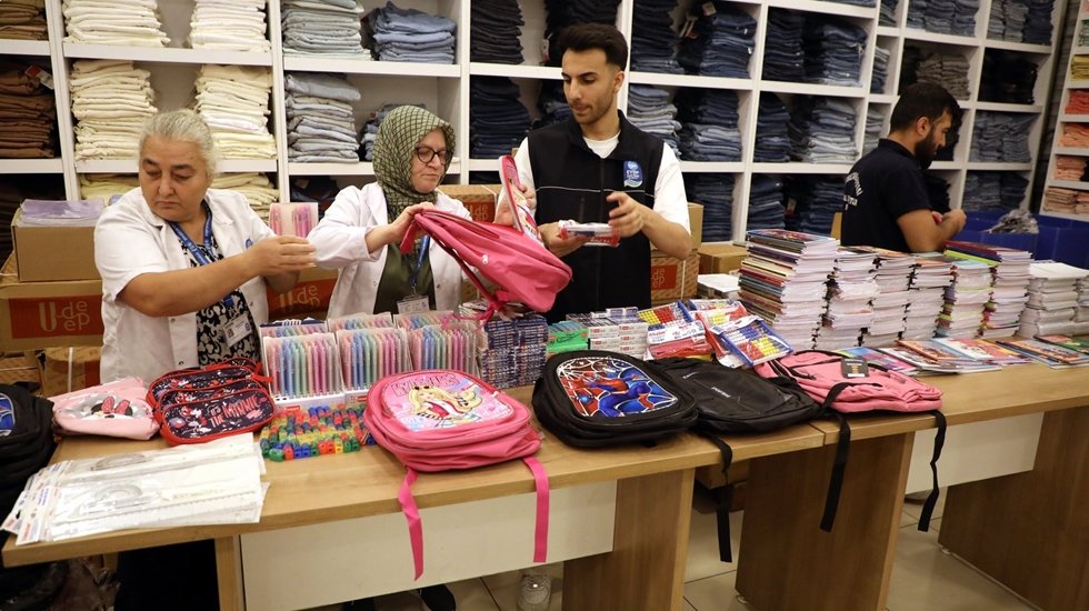 Ey&uuml;psultan'da binlerce &ouml;ğrenciye kırtasiye desteği...