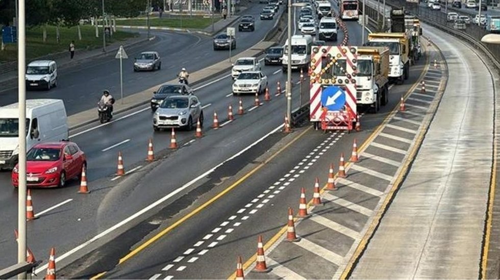 Metrob&uuml;s hattında s&uuml;ren "Beyaz Yol" &ccedil;alışmasının 3. etabı tamamlandı...