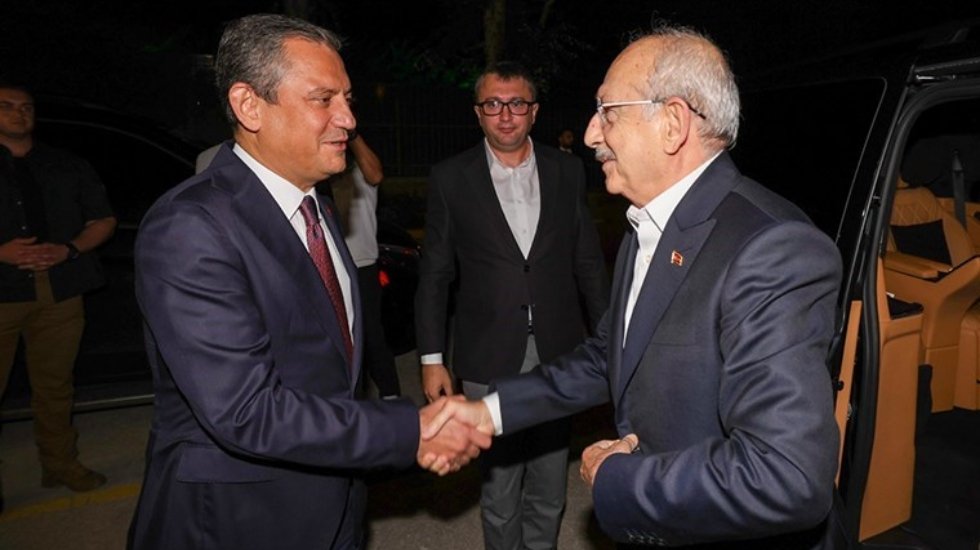 &Ouml;zel'den Kılı&ccedil;daroğlu'na 't&uuml;z&uuml;k' sunumu