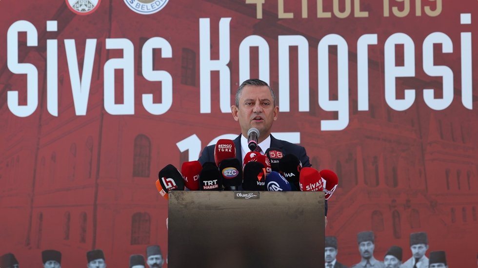 &Ouml;zg&uuml;r &Ouml;zel: "Değişimi sadece kişilere indirgemek bir haksızlık, vefasızlık olur"