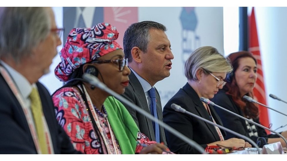 &Ouml;zg&uuml;r &Ouml;zel, Sosyalist Enternasyonal komite toplantısında konuştu