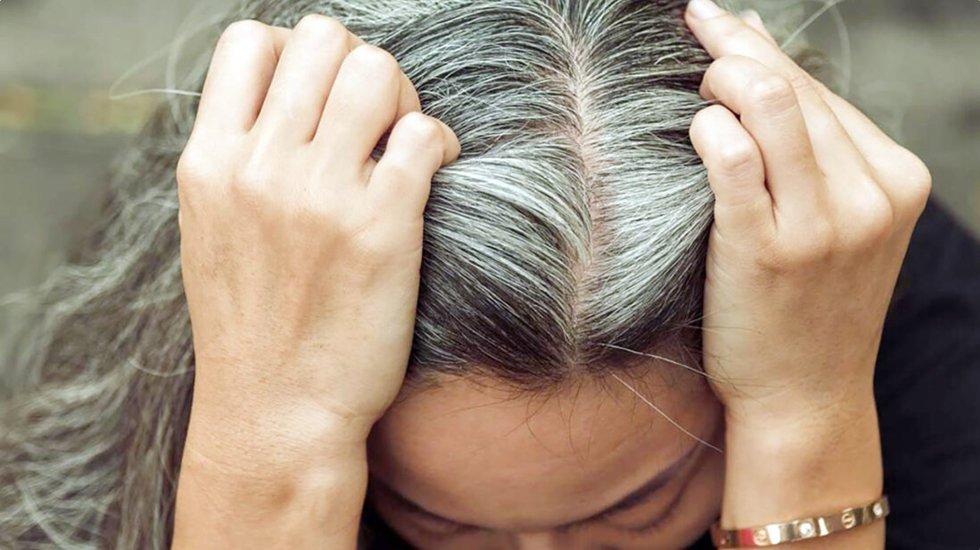 Y&uuml;ksek d&uuml;zeyde&nbsp;stres sa&ccedil;ların beyazlanmasını&nbsp;hızlandırıyor