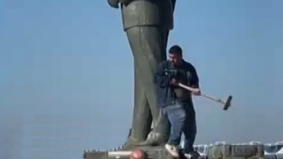 Ayvalık&rsquo;ta Atat&uuml;rk anıtına balyozla saldırdıya şiddetli kınama...