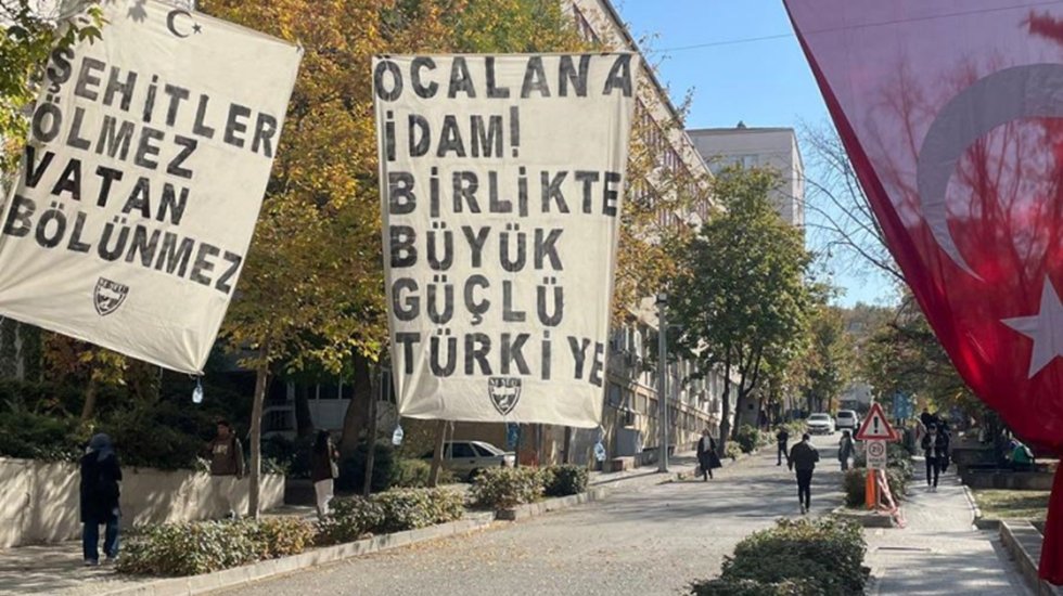Bah&ccedil;eli'ye inat  M&uuml;lkiyeli &Uuml;lk&uuml;c&uuml;ler yerleşkeye '&Ouml;calan&rsquo;a idam' pankartı astı