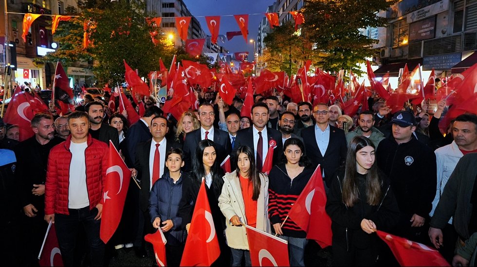 Beşiktaş, Beyoğlu ve Şişlili binlerce yurttaş cumhuriyet i&ccedil;in birlikte y&uuml;r&uuml;d&uuml;