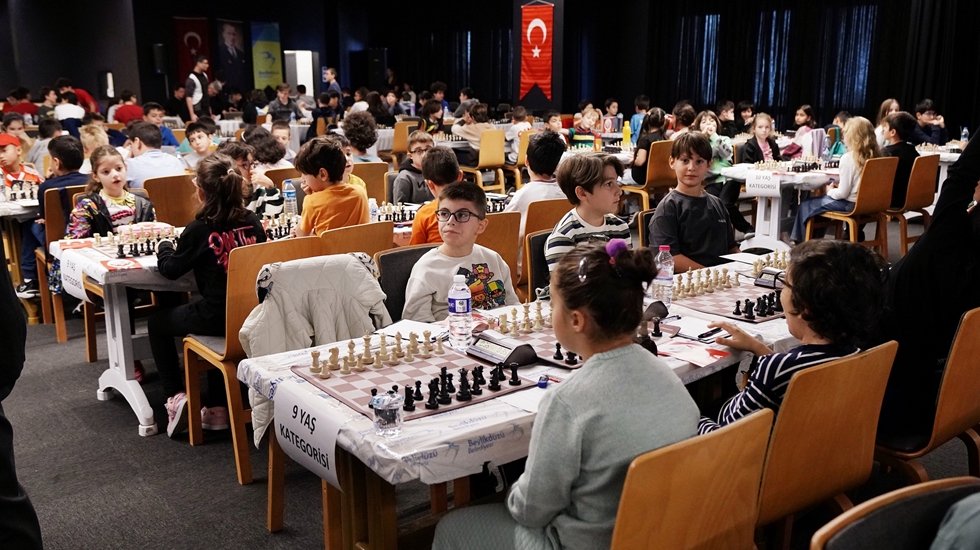Beylikd&uuml;z&uuml;&rsquo;nde d&uuml;zenlenen '29 Ekim ve Ata&rsquo;ya Saygı Satran&ccedil; Turnuvası&rsquo;na yoğun ilgi