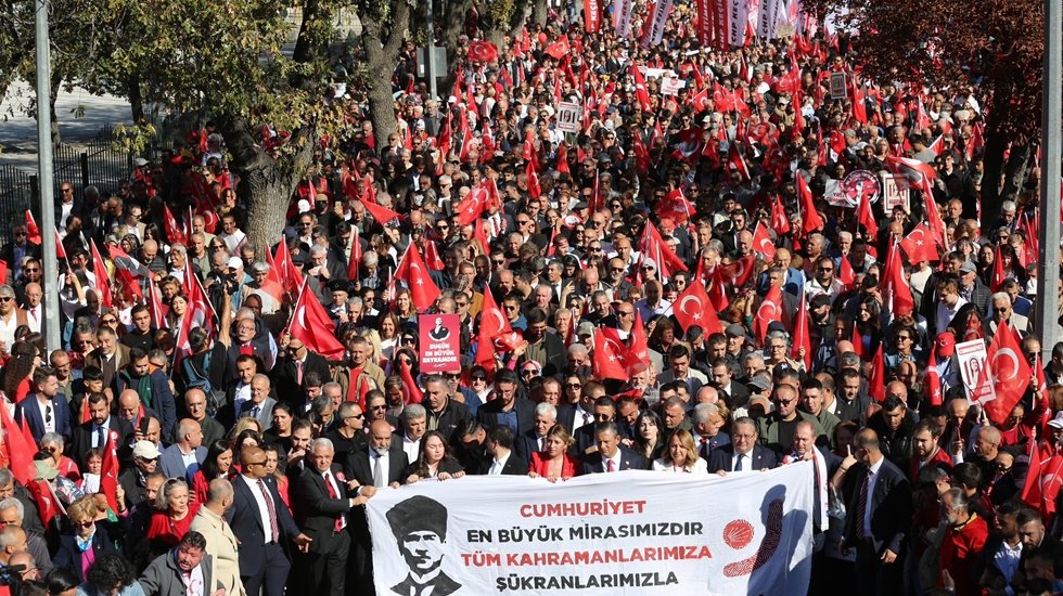 CHP &Ouml;rg&uuml;t&uuml;nden Anıtkabir'e Cumhuriyet Y&uuml;r&uuml;y&uuml;ş&uuml;