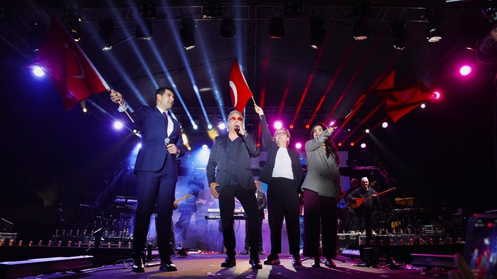 Cumhuriyet&rsquo;in 101. Yılında Avcılar sahil gelincik tarlasına d&ouml;nd&uuml;