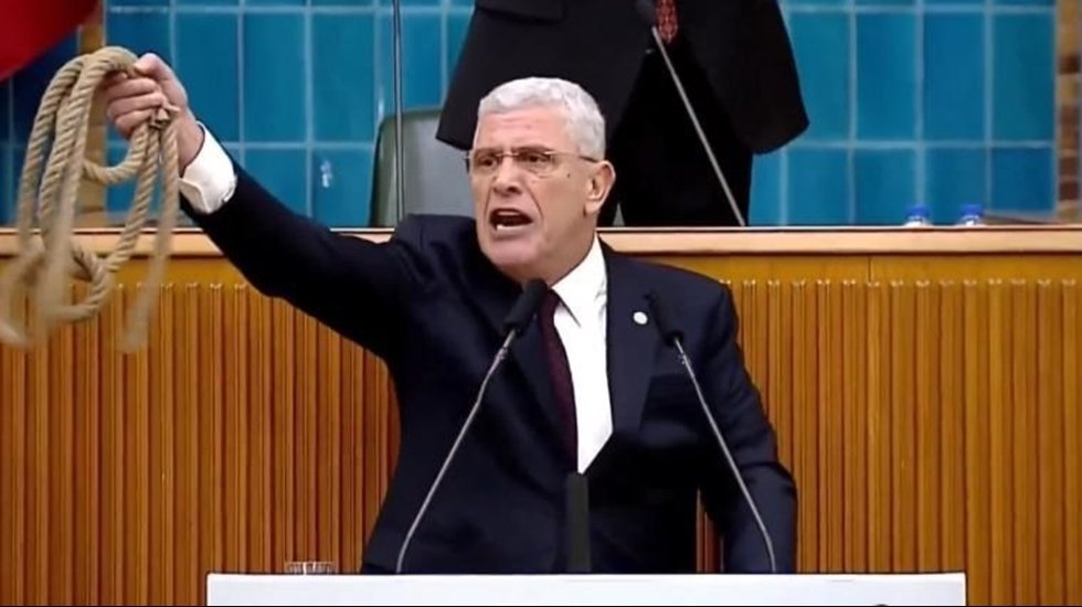 Dervişoğlu k&uuml;rs&uuml;den ip fırlatarak Bah&ccedil;eli'ye tepki g&ouml;sterdi.