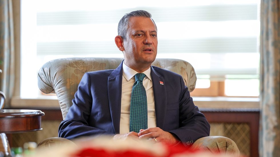 &Ouml;zg&uuml;r &Ouml;zel 'Esad' konusunda Erdoğan'ı kendi s&ouml;zleriyle yanıtladı...