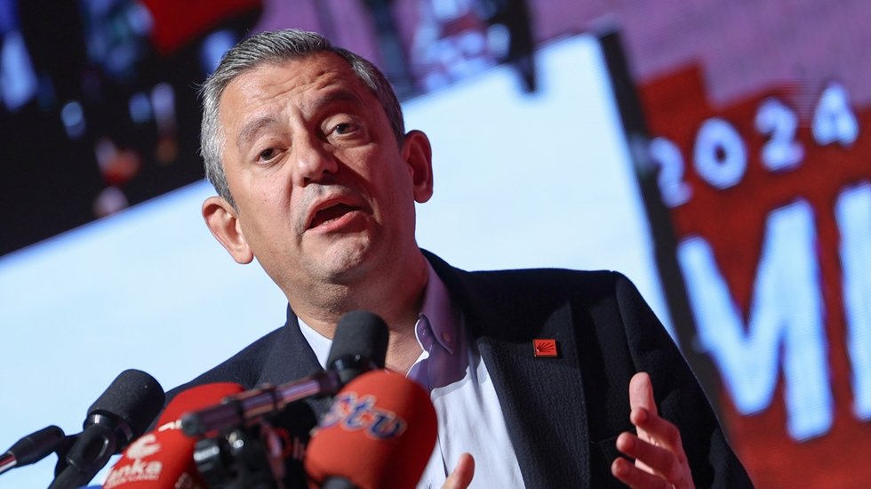 &Ouml;zg&uuml;r &Ouml;zel'den 'Yenidoğan' &ccedil;ağrısı: "Bu işe bulaşan b&uuml;t&uuml;n hastanelere Salı g&uuml;n&uuml; el koyalım"