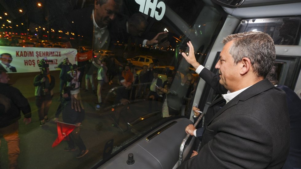 Ter&ouml;r saldırısı sonrası programını iptal eden &Ouml;zg&uuml;r &Ouml;zel: Ankara'ya d&ouml;n&uuml;yor