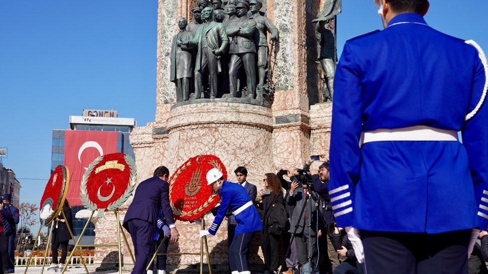 T&uuml;rkiye Cumhuriyeti&rsquo;nin 101&rsquo;inci kuruluş yıld&ouml;n&uuml;m&uuml;, Taksim Cumhuriyet Anıtı&rsquo;nda kutlandı.