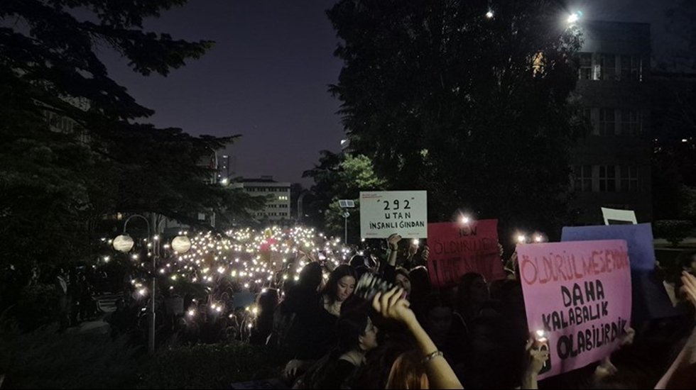 &Uuml;niversiteliler kadın cinayetlerine karşı: 'Boyun eğme, memlekete sahip &ccedil;ık'