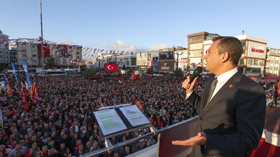 Yurttaşlar Ahmet &Ouml;zer'e destek i&ccedil;in Esenyurt meydanını doldurdu...