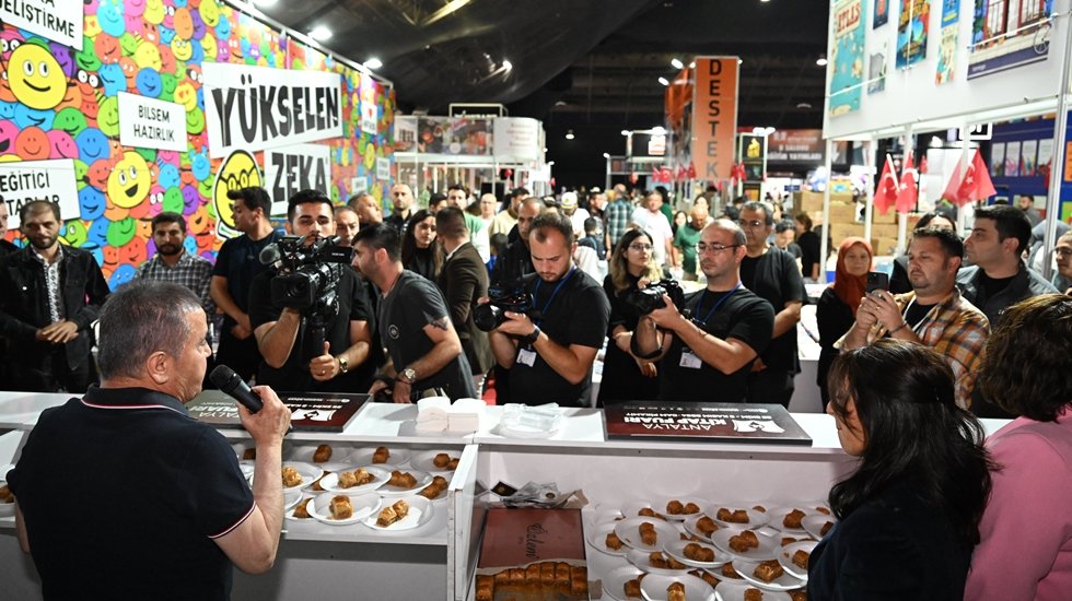 Antalya Kitap Fuarı&rsquo;nı 1 milyonun &uuml;zerinde yurttaş ziyaret etti