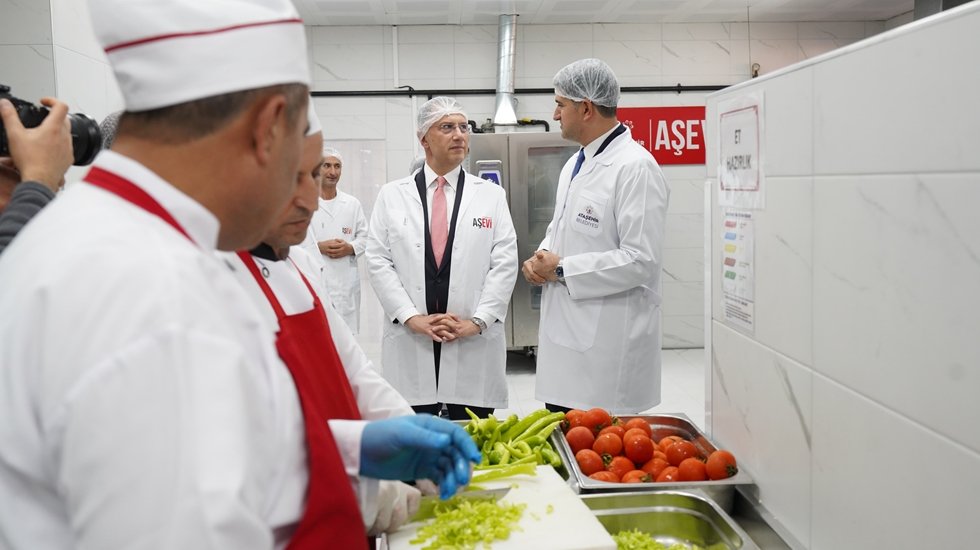 Ataşehir Belediyesi; sıcak yemek yardımını ve beslenme paketlerinin i&ccedil;eriğini tanıttı