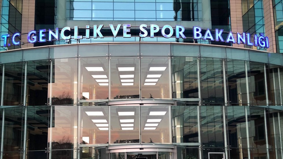 Bakanlığın gen&ccedil;lik politikaları, spor altyapısındaki eksiklik ve bağımlılıkla m&uuml;cadelede yetersiz...
