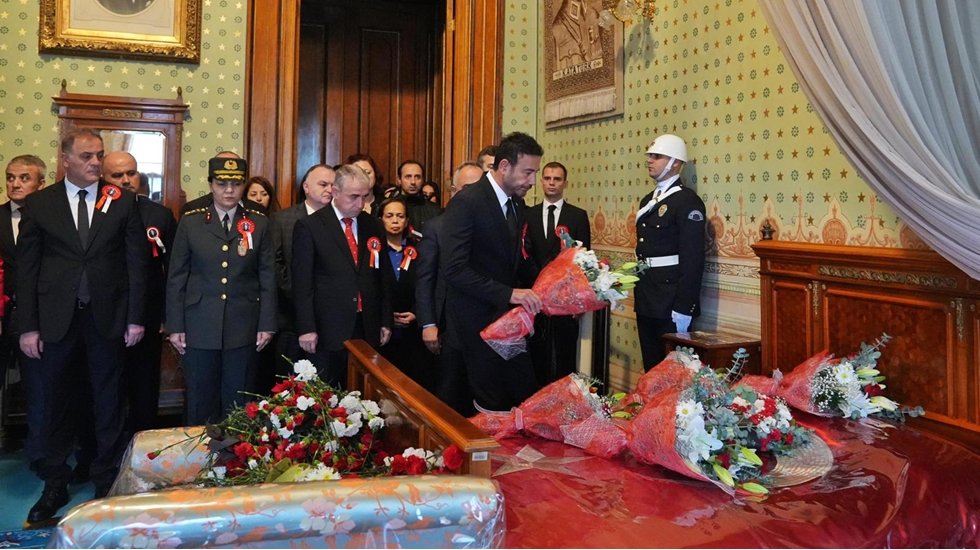 Beşiktaş Belediye Başkanı Rıza Akpolat Atat&uuml;rk&rsquo;&uuml;n yatağına &ccedil;i&ccedil;ek bıraktı...