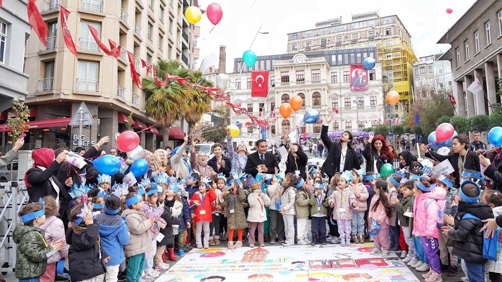 Beyoğlu&rsquo;ndan &ccedil;ocuk haklarının yazılı olduğu balonlar g&ouml;ky&uuml;z&uuml;ne bırakıldı
