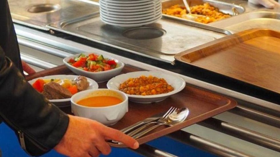 Burs yemeği yetmeyince &ouml;ğrenciler tek men&uuml;y&uuml; iki kişi paylaşıyor...