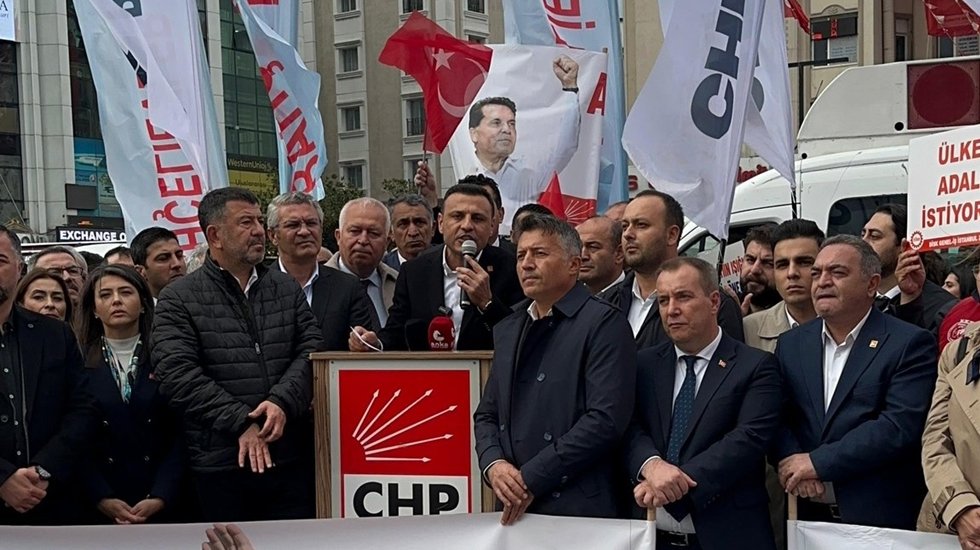 CHP İstanbul İl Başkanı &Ouml;zg&uuml;r &Ccedil;elik: Belediyeye şu anda &ccedil;&ouml;km&uuml;ş durumdalar