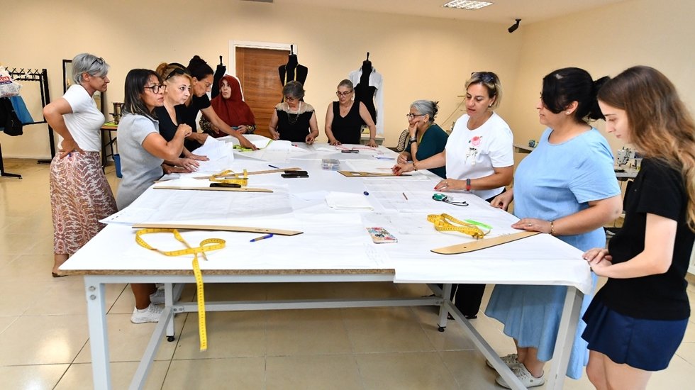 İzmir'de kadını ekonomik olarak g&uuml;&ccedil;lendirmeye y&ouml;nelik &ouml;rnek proje...