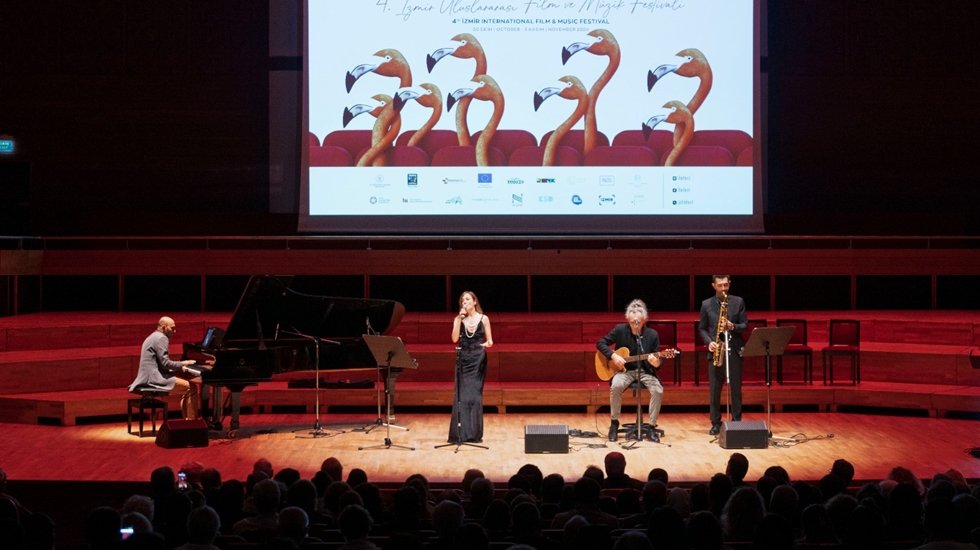 Kristal Flamingolar &ldquo;Evcilik&rdquo; ve &ldquo;Mukadderat&rdquo;a &ouml;d&uuml;l...