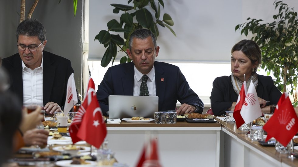 &Ouml;zel: "Sabah 5'te adamın eşiyle kaldığı odaya dalıp kadını ittiriyorlar 'Biz uyandırırız' diye"