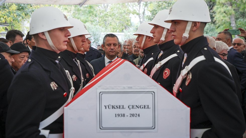 &Ouml;zg&uuml;r &Ouml;zel, Y&uuml;ksel &Ccedil;engel&rsquo;in cenaze t&ouml;renine katıldı