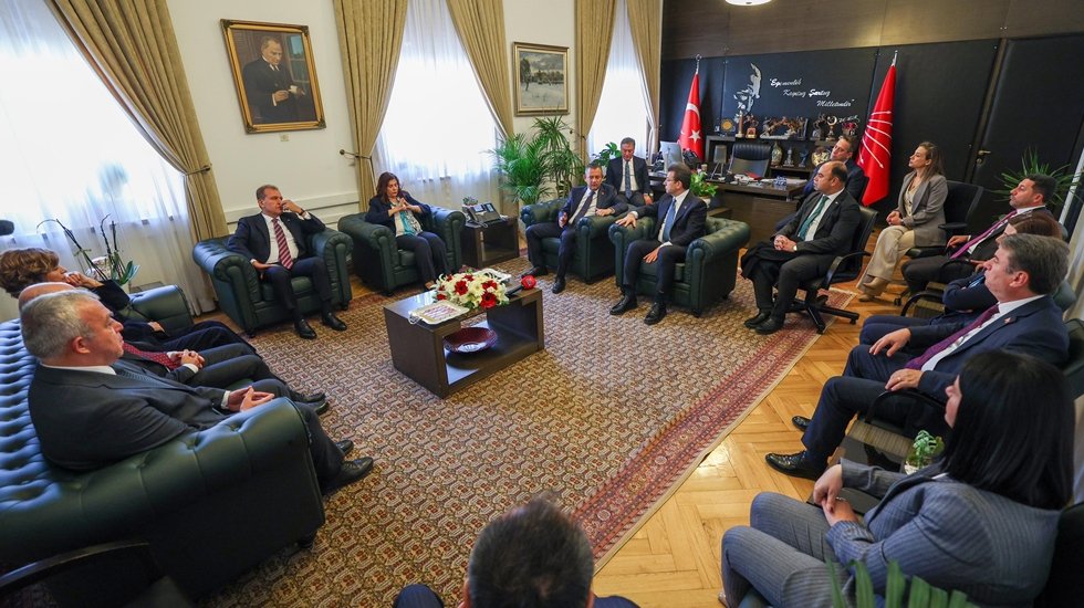 TBB&nbsp; &uuml;yeleri, yaptıkları davete olumlu karşılık veren siyasi parti genel başkanlarıyla bir araya geldi