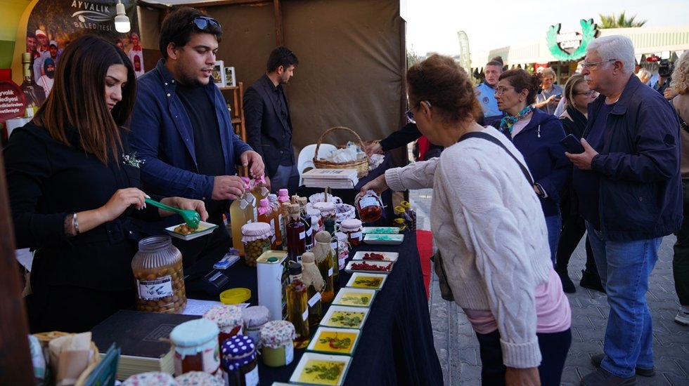 Uluslararası Ayvalık Zeytin Hasat Festivali dopdolu ge&ccedil;ti.