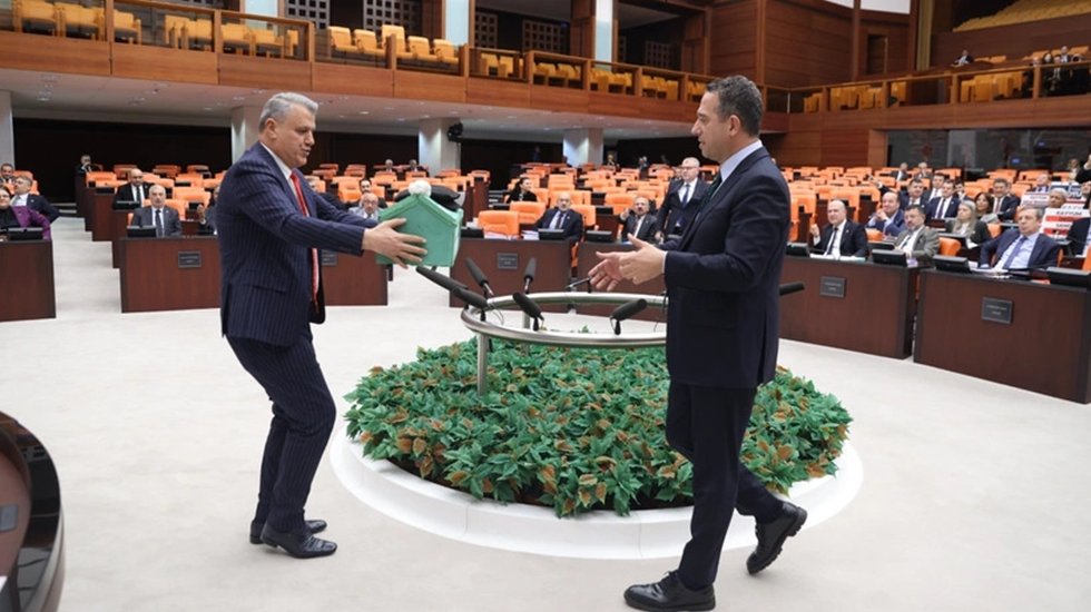 AKP&rsquo;nin tabutu CHP sıralarında...