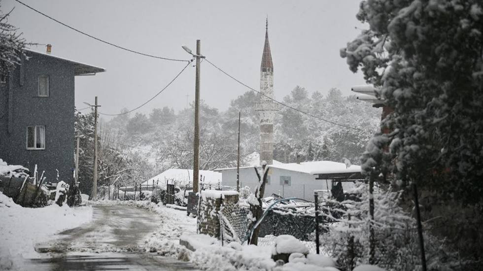 Bornova'ya mevsimin ilk karı d&uuml;şt&uuml;...