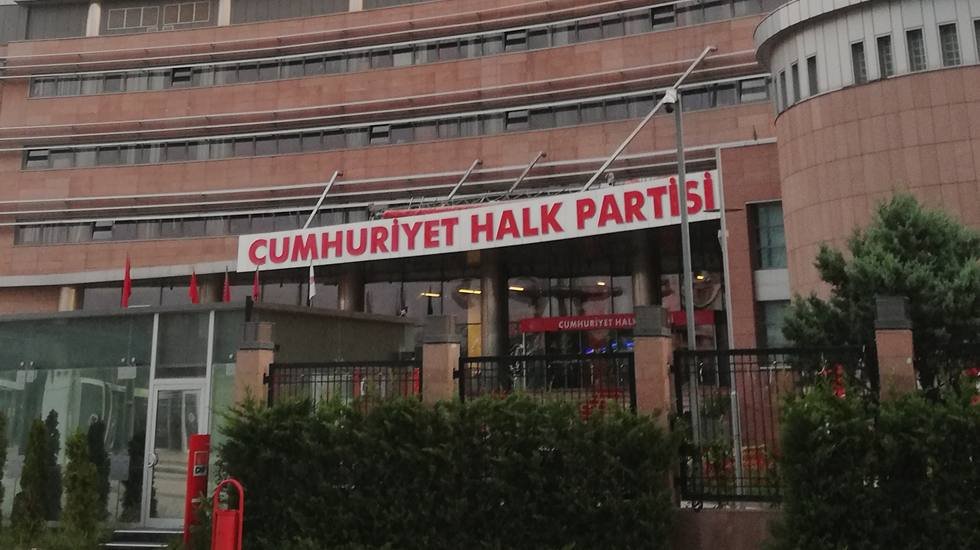 CHP'li y&ouml;neticilerden gazetecilerin g&ouml;zaltına alınmasına tepki&hellip;