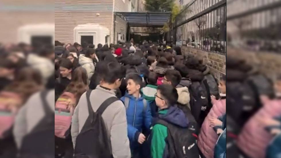 CHP &Ouml;ğrencilerden istenen turnike parasını Meclise taşıdı...