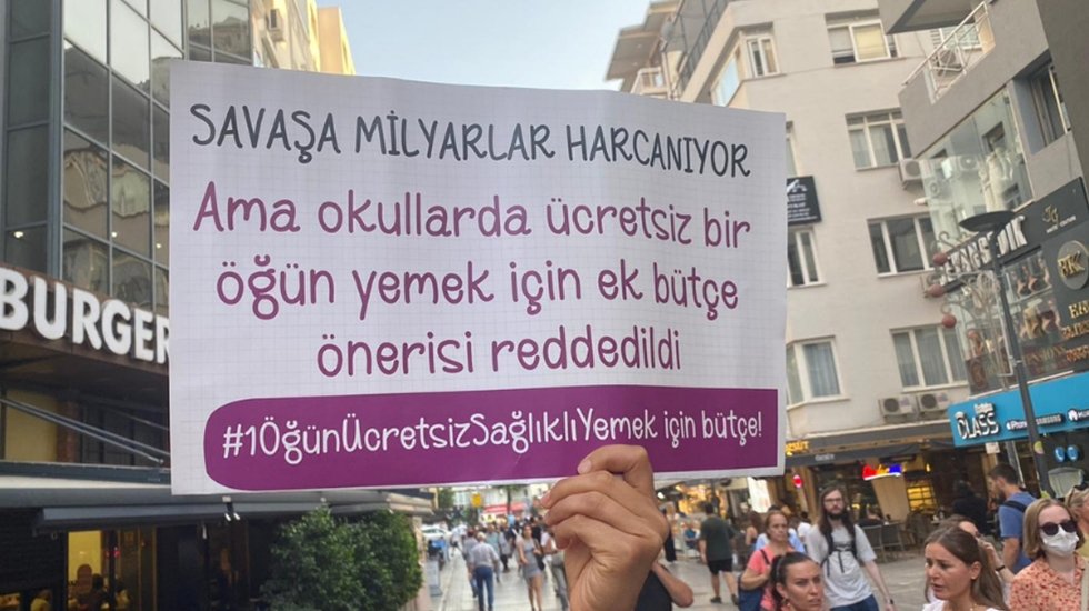 &Ccedil;ocuklar hem a&ccedil; hem sağlıklı su bulamıyor...