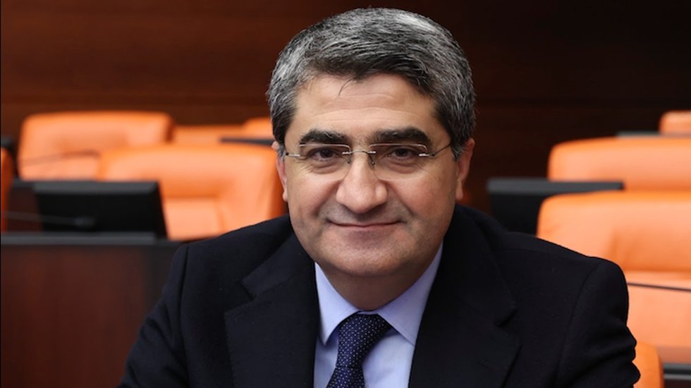 Deprem b&ouml;lgesinde davetiye yoluyla verilen ihaleler mecliste konuşuldu...