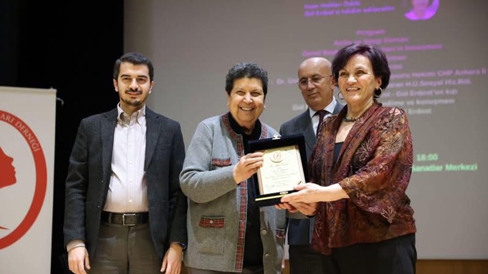 insan Hakları Onur &Ouml;d&uuml;l&uuml; G&uuml;l Erdost'un oldu...