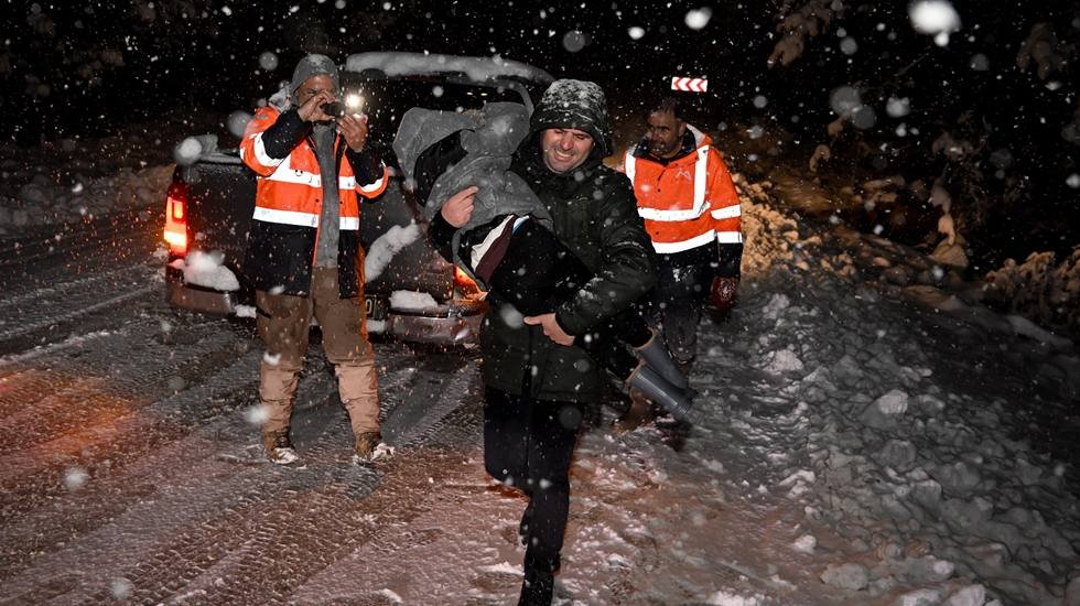 Karla m&uuml;cadele ekipleri yolda kalan vatandaşların imdadına yetişti