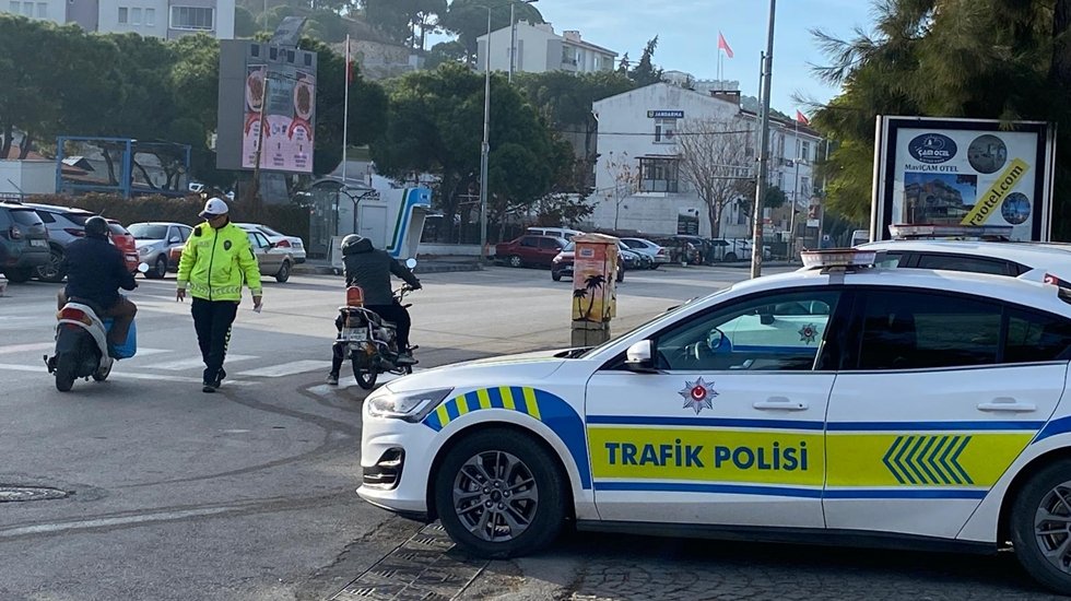 Kasksız ve tescilsiz&rdquo; motosiklet kullanan s&uuml;r&uuml;c&uuml;lere y&ouml;nelik uygulamalar s&uuml;r&uuml;yor