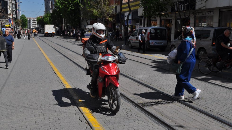 Kural tanımayan Motosikletli s&uuml;r&uuml;c&uuml;ler illallah dedirtiyor!