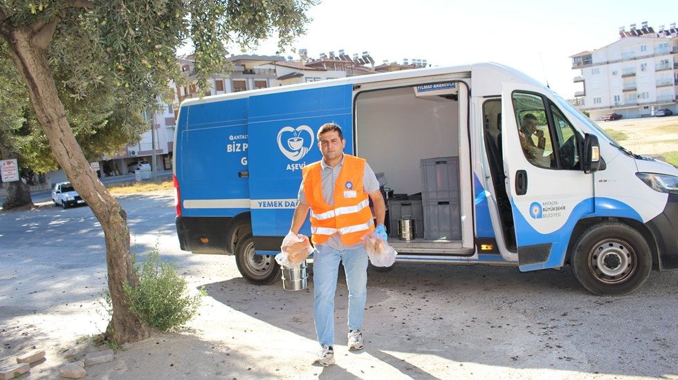 Manavgat Aşevi ihtiya&ccedil; sahibi yurttaşları yalnız bırakmıyor...