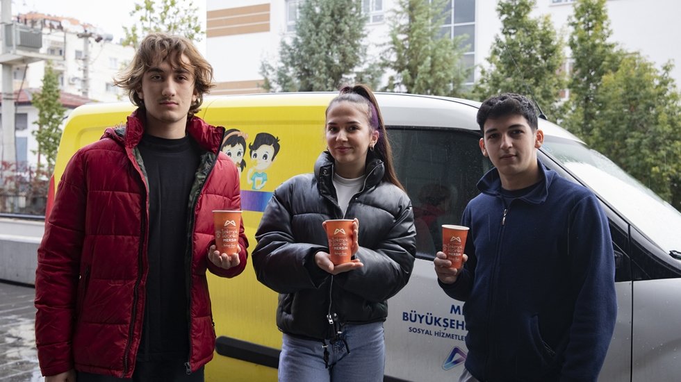 &Ouml;ğrenciler g&uuml;ne B&uuml;y&uuml;kşehir&rsquo;in ikramı sıcak &ccedil;orba ile başlıyor...