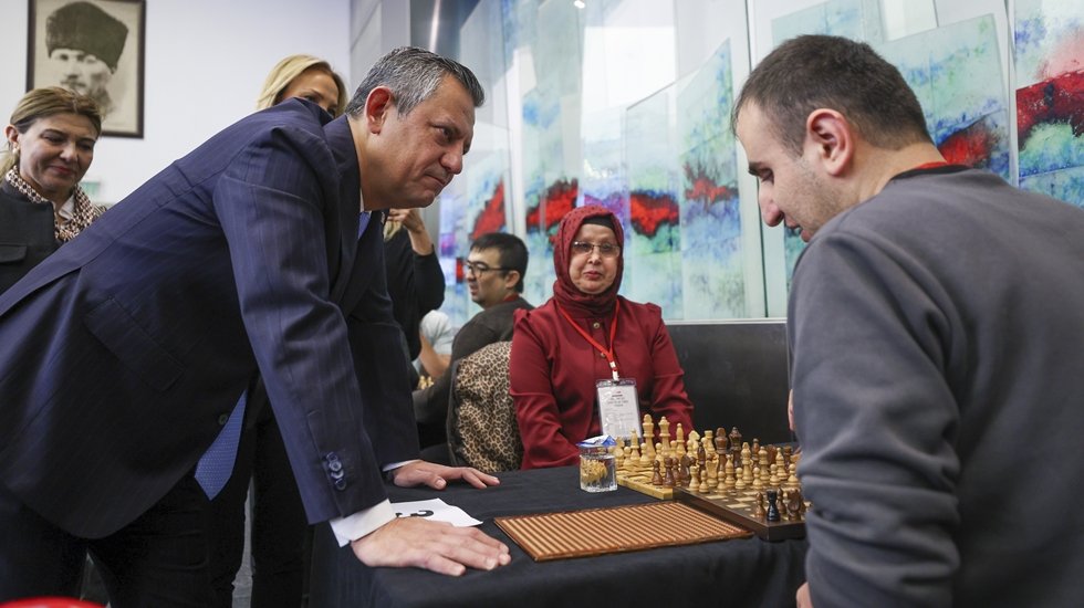 &Ouml;zg&uuml;r &Ouml;zel: 'Şimdi &ccedil;ıkıp o arkadaşlara teşekk&uuml;r telefonu a&ccedil;acağım'