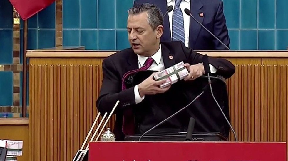 Paraları tek tek valizden &ccedil;ıkaran &Ouml;zel, "Valizi Devlet Bey isterse g&ouml;nderin" dedi.&nbsp;