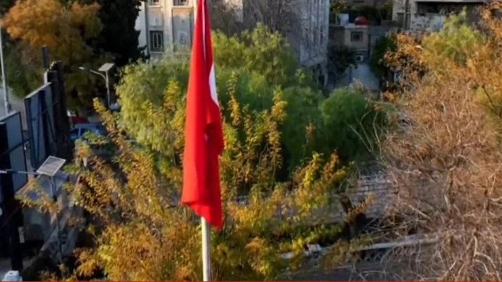 Şam B&uuml;y&uuml;kel&ccedil;iliğine T&uuml;rk bayrağı &ccedil;ekildi