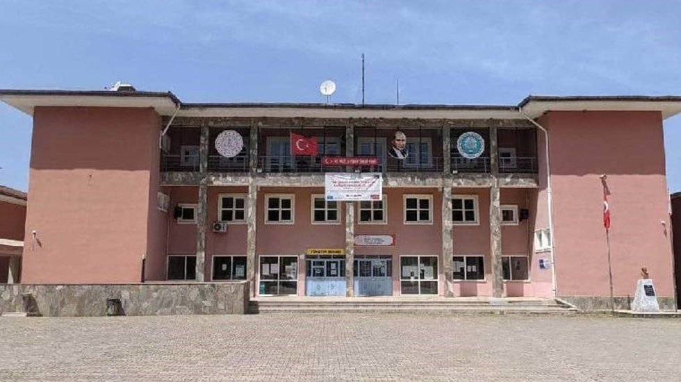 Stajda istismara uğrayan &uuml;&ccedil; lise &ouml;ğrencisi i&ccedil;in okul idaresi sessiz