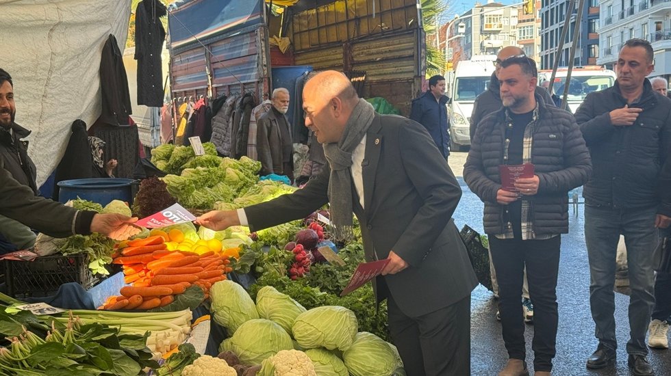 Vatandaşlar &ccedil;ocuklarının g&ouml;zlerini kapatıp tezgahın &ouml;n&uuml;nden ge&ccedil;iyorlar!